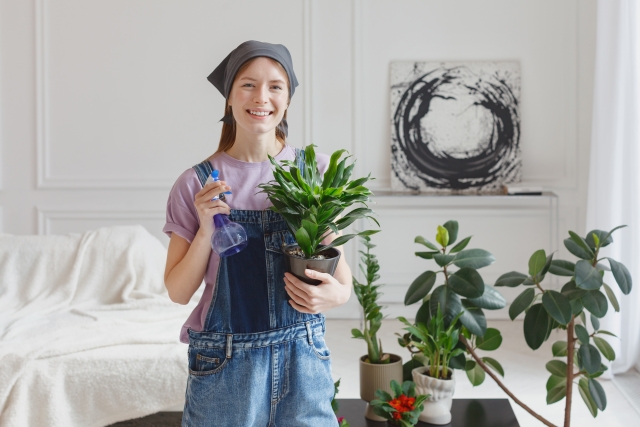 植物の手入れをする女性